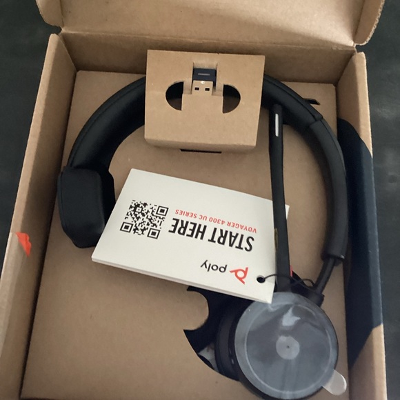 Plantronics Poly - Voyager 4310 UC Wireless Headset Single-Ear with Boom Mic - Picture 3 of 5